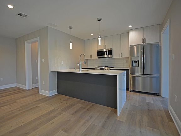 5th image of 409 Richmond Ave #202