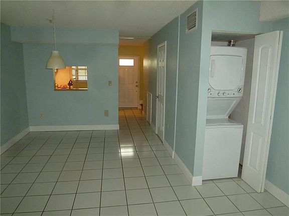 4th image of 633 NE 2nd Ave APT 14