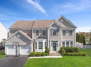 19 Avolet Ct, Mount Sinai, NY 11766