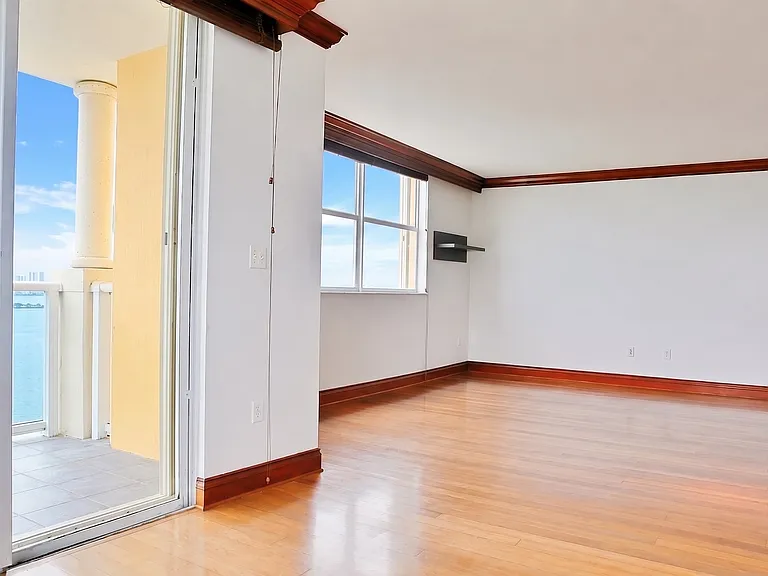 1625 Kennedy Cswy #607 — Photo 1