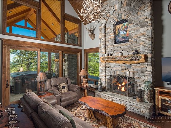 5th image of 220 Persimmon Lane