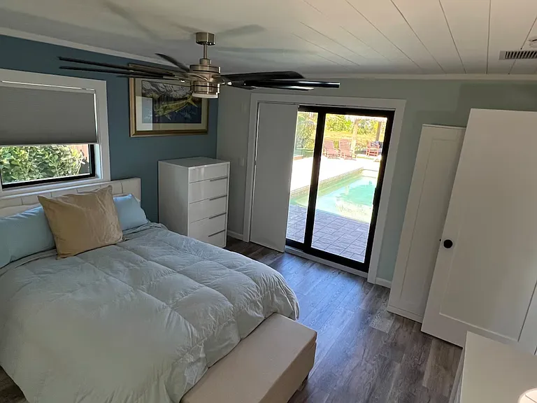 Bedroom 1 queen