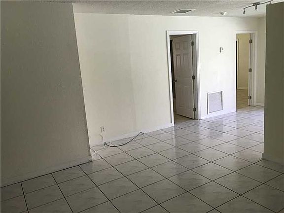 4th image of 1406 NE 57th Pl APT 3