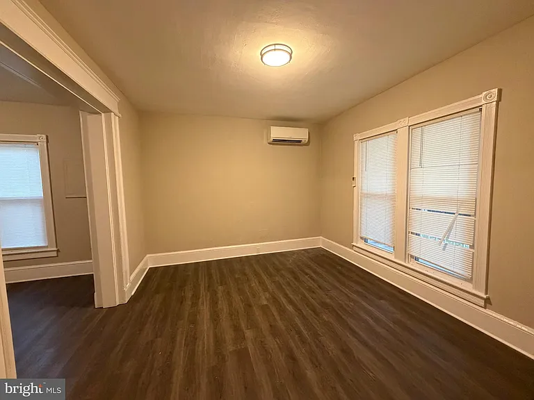 572 Columbia Ave — Photo 2