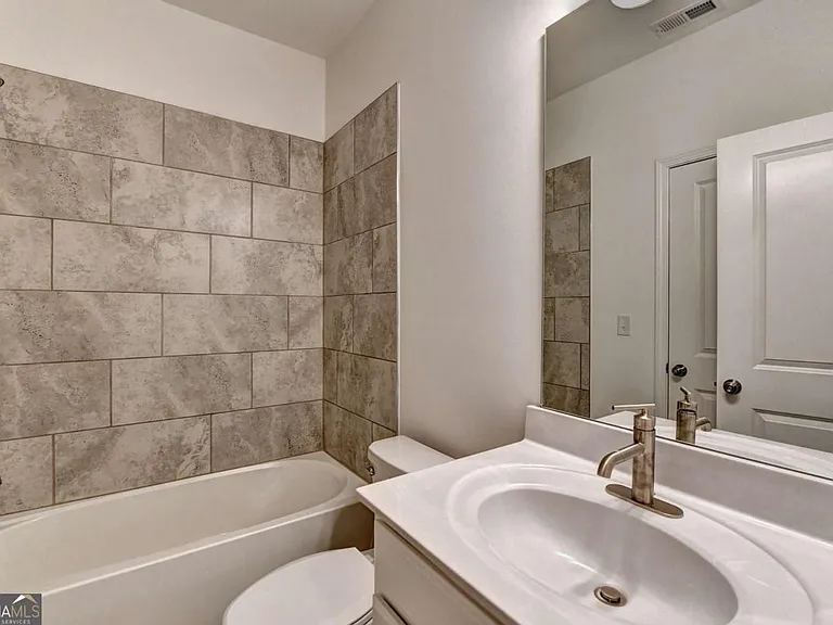 477 Danville Ave — Photo 9