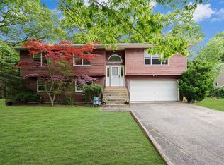 426 Boxwood Dr, Shirley, NY 11967