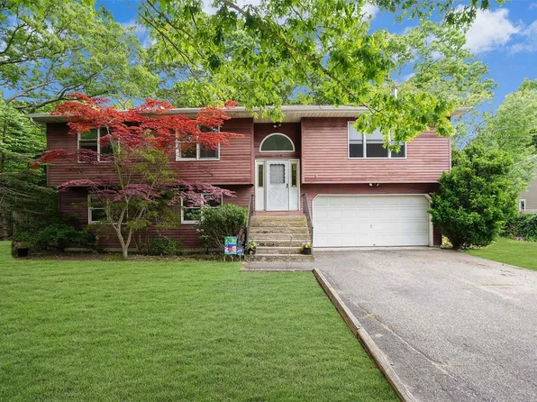 426 Boxwood Drive, Shirley, NY 11967