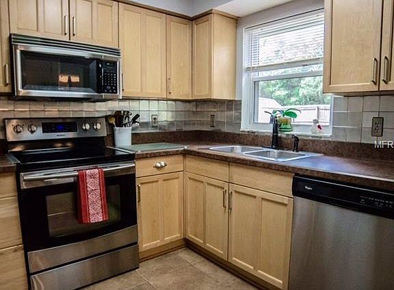 4th image of 390 Panama Cir