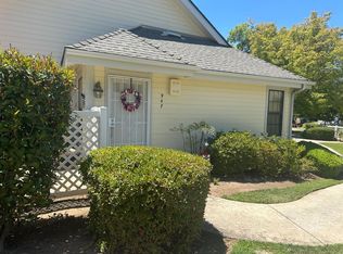 947 E Foxhill Dr, Fresno, CA 93720