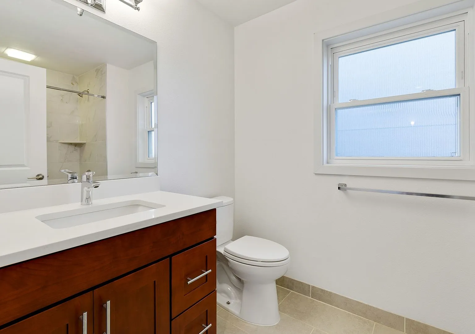 Queen Anne water view 3 bed 2 bath with den and 2 parking spaces — Photo 4
