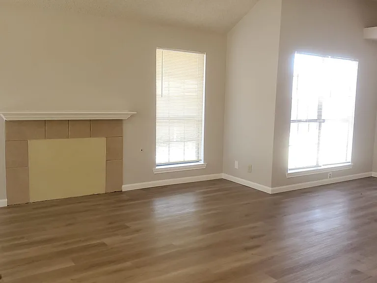 815 Tifton Ct — Photo 2