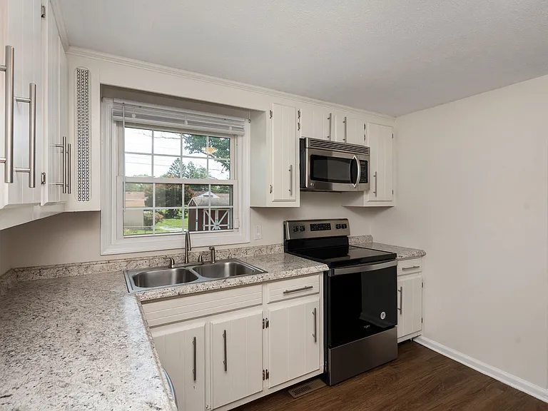 921 Dogwood Cir — Photo 9
