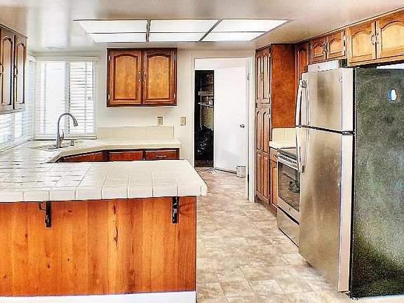 5th image of 102 Willow Hill Ct