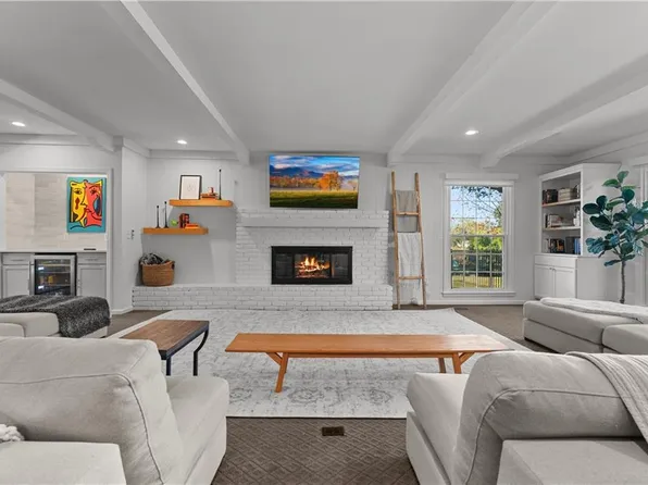 9504 W 106th St, Overland Park, KS 66212