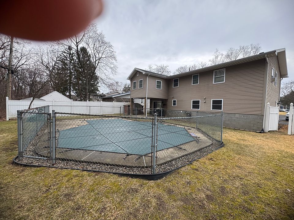 2nd image of 16 Hungerford Rd
