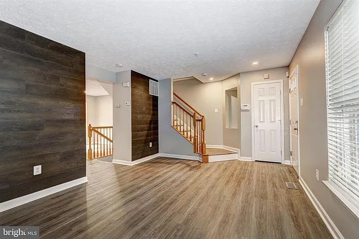 9306 Vanguard Ct — Photo 5