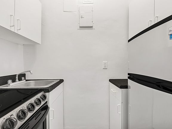 4th image of 208 W 23rd St APT 1203