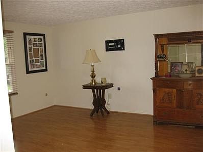 3rd image of 823 Celine Ct