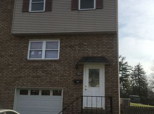 909 Academy Heights Dr, Greensburg, PA 15601