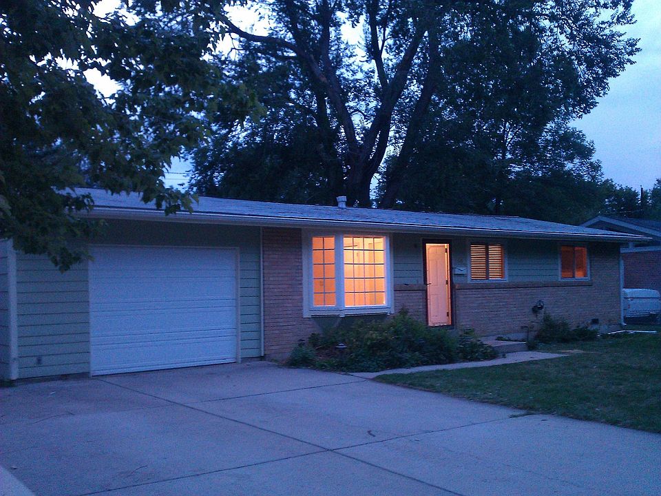Oversized single car garage with 2 car driveway