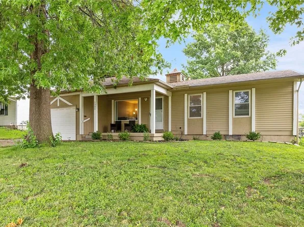 1305 N Swope Dr, Independence, MO 64056