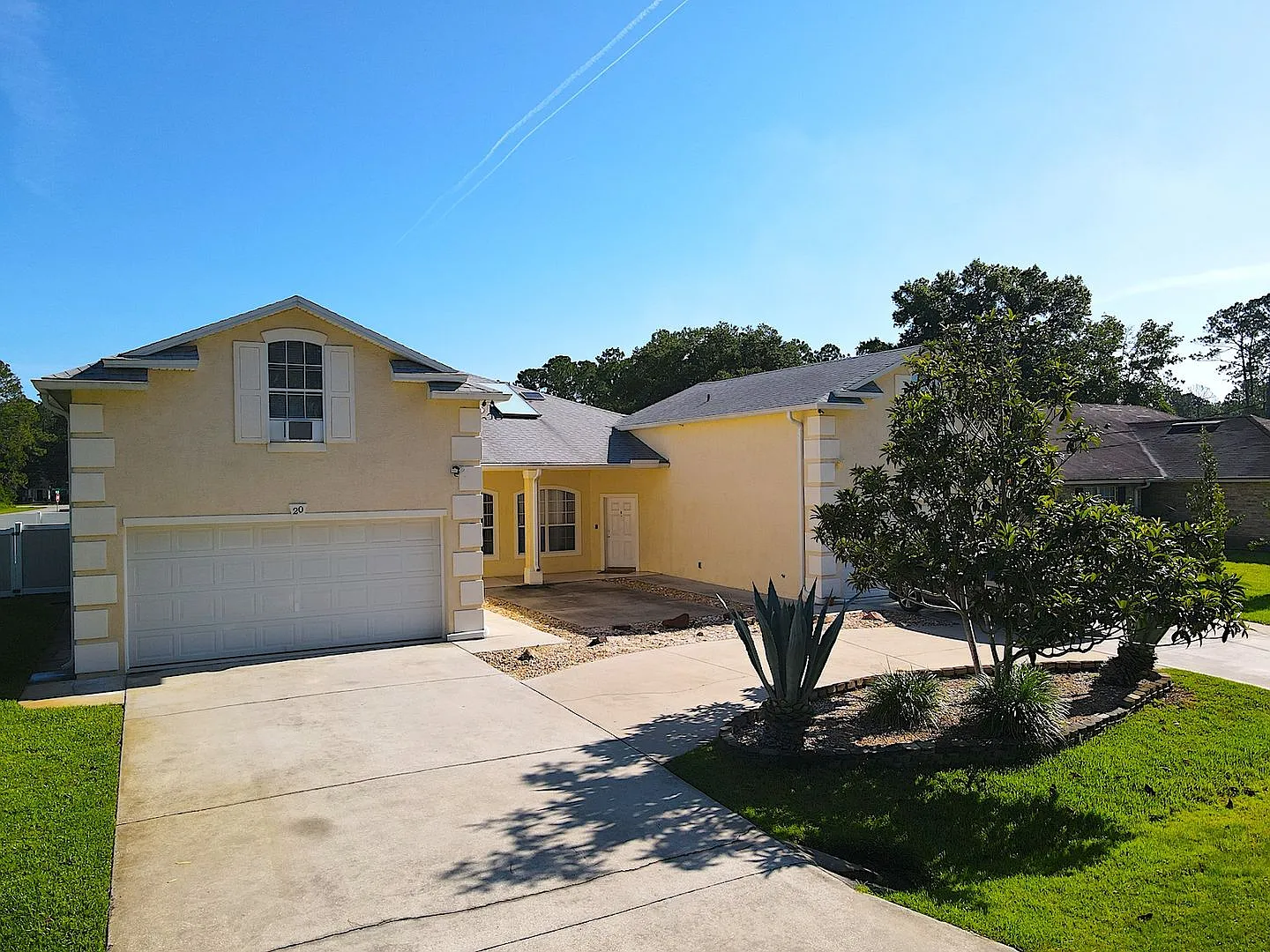 Huge 4 Bed 3 Bath 2 Car Townhome W Fenced Yard For Rent! — Photo 2