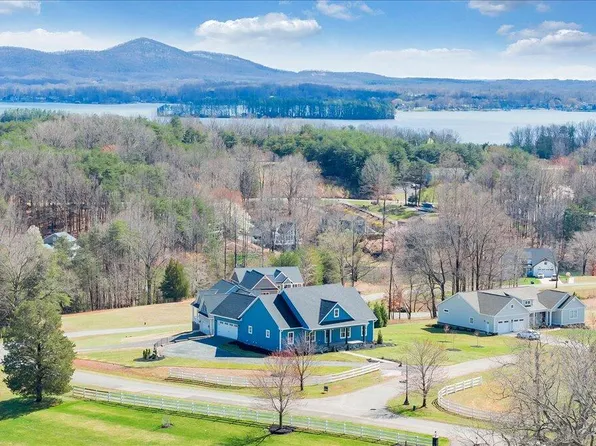 27 Smokehouse Rd, Moneta, VA 24121