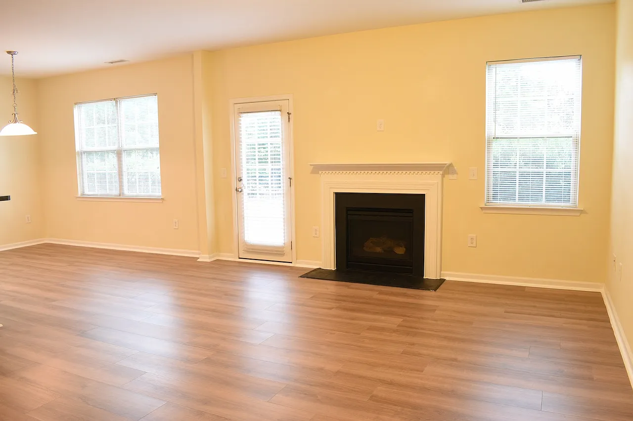 3 bed, 2.5 bath, 1700 sqft, $2,245 — Photo 3
