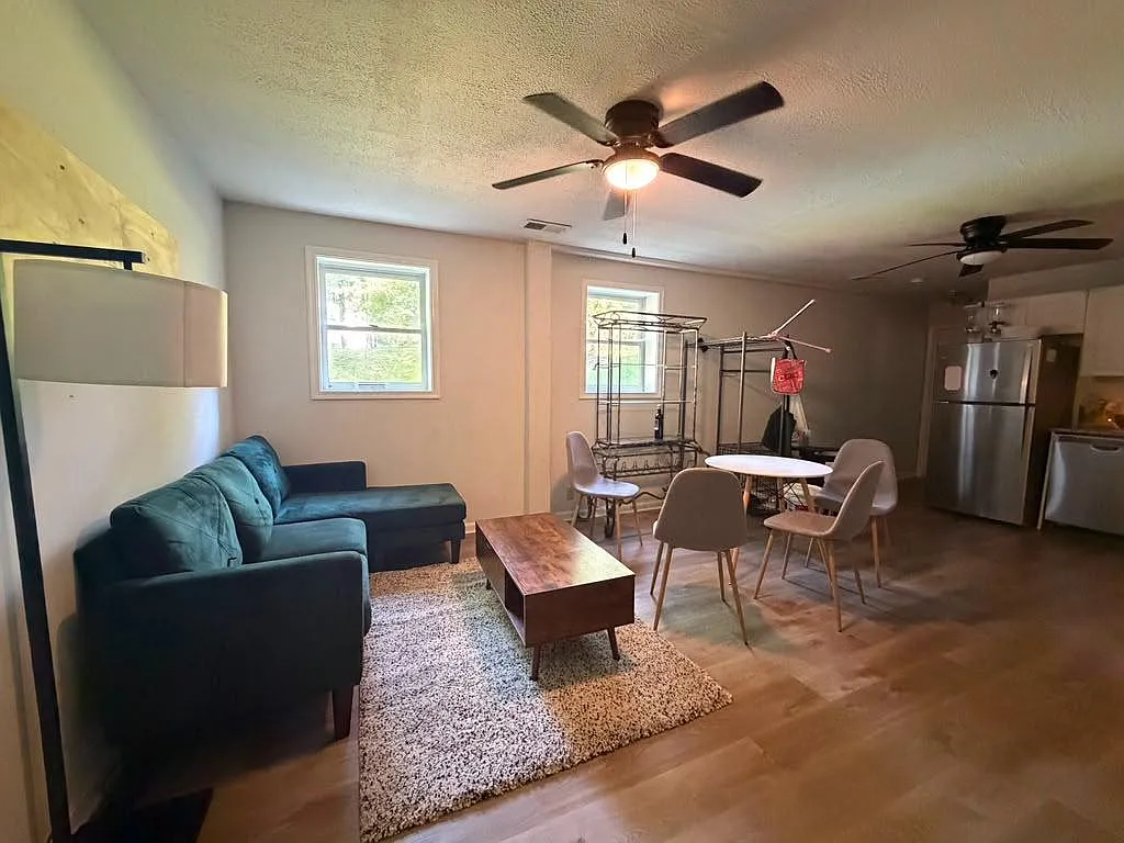 2 bed, 1.0 bath, 4060 sqft, $1,507 — Photo 4