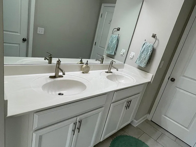 Guest bathroom 1