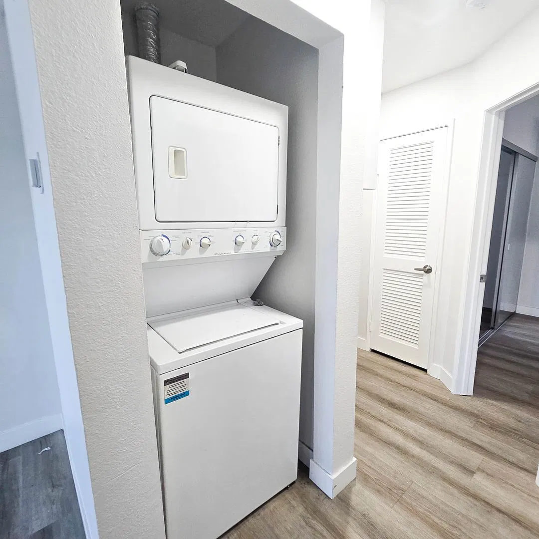 1065 Coronado Ave — Photo 4