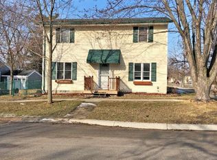 422 E 2nd St, Chaska, MN 55318