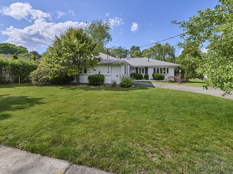 51 Pratt Dr — Photo 12
