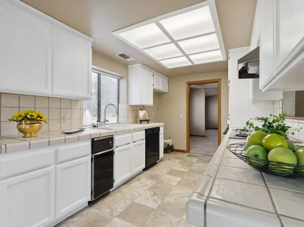 301 Inverness Ct, Roseville, CA 95678
