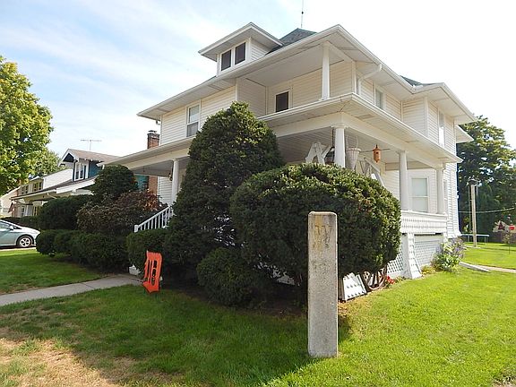 4th image of 208 White St