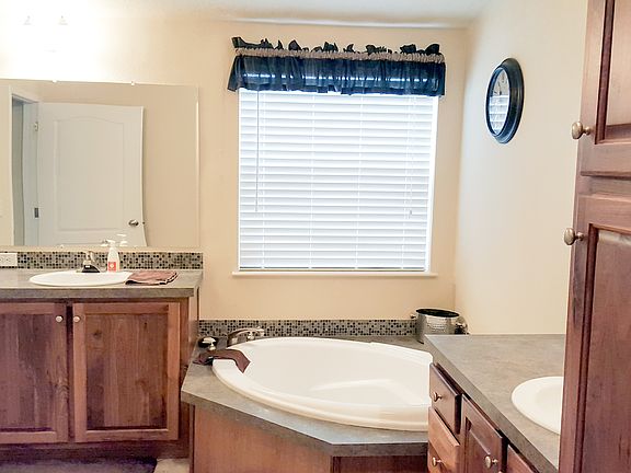 Master bath-garden tub