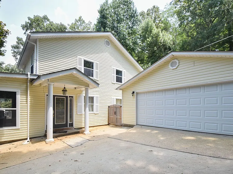555 Shady Acres Dr — Photo 3