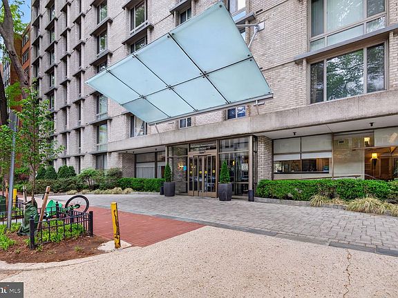2nd image of 950 25th St NW APT 106N