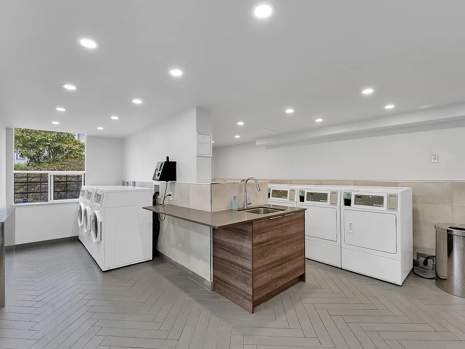 1005 Jervis St
