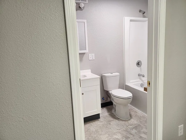 190 Wilson St E — Photo 2