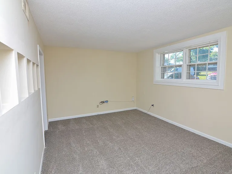 708 Heidi Ct — Photo 2