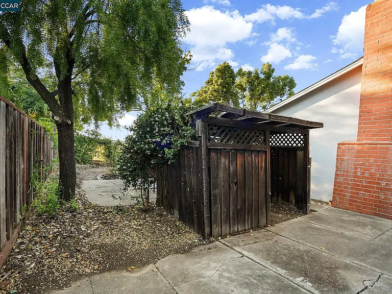 1842 Woodsdale Ct — Photo 22