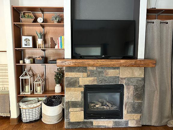 Living room gas fireplace with built-in shelves