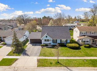 221 Smethwick Ln, Elk Grove Village, IL 60007