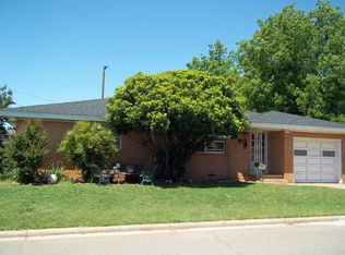 630 S 14th St, Clinton, OK 73601
