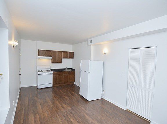 3rd image of 805 E Drexel Sq Unit 1E
