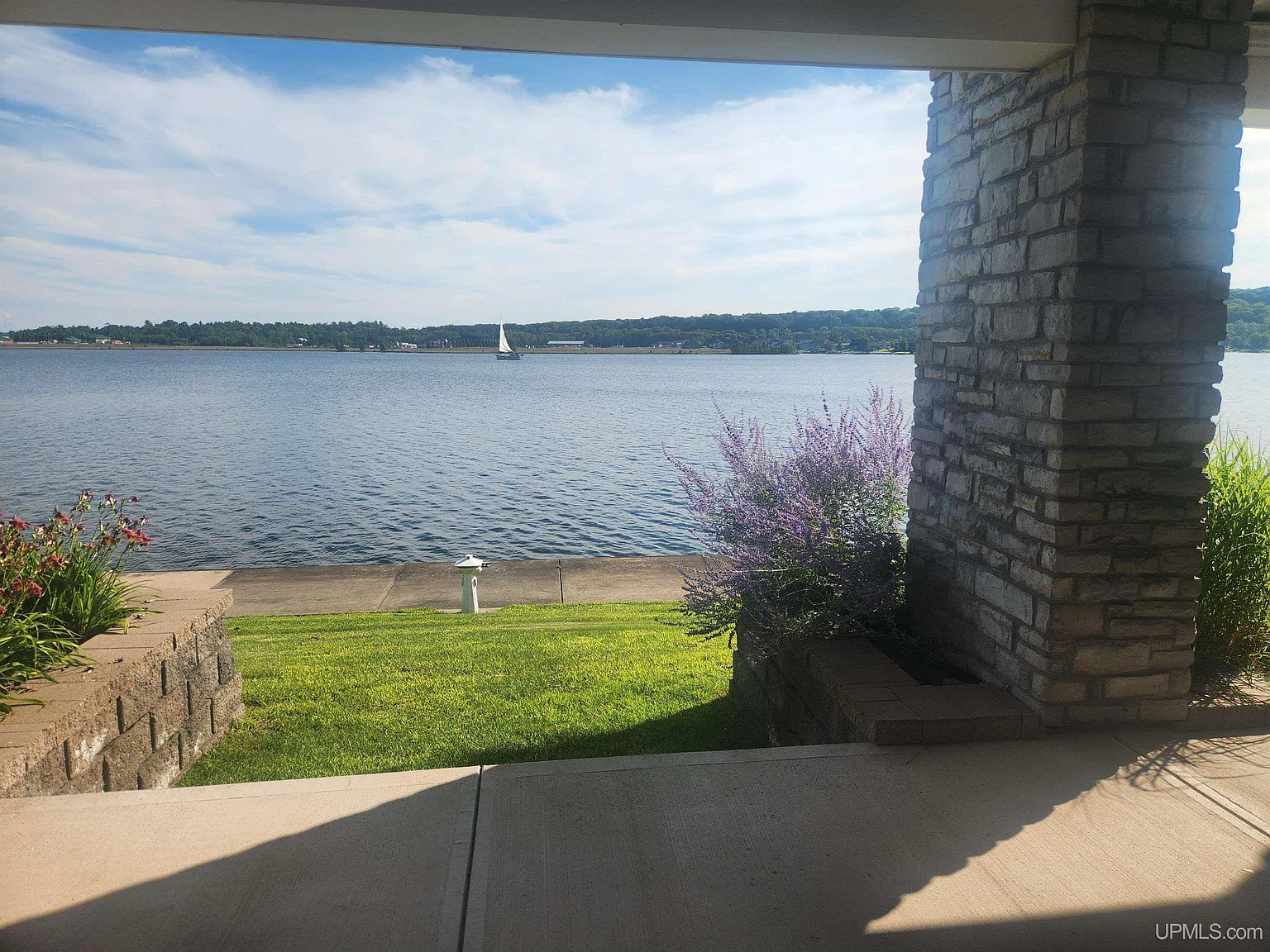4 bed, 3.0 bath, 2500 sqft, $4,000 — Photo 2