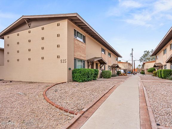 3rd image of 935 N Venice Ave APT B