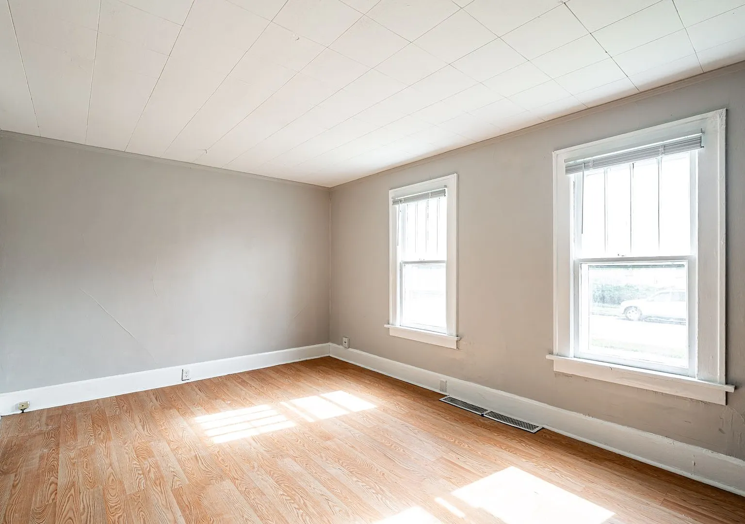 Walk to Lake Michigan from this Kenosha TownHome! — Photo 1