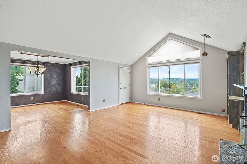 4th image of 38 SE Washington Avenue